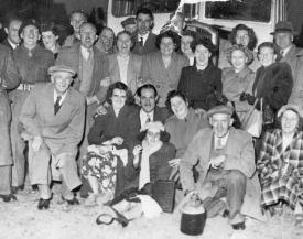Chequers Pub Outing, circa mid 1950s (click to view full photo)