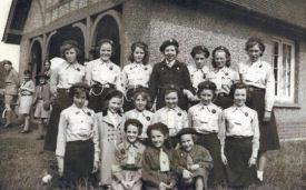 Edlesborough Girl Guides & Brownies, 1952 (click to view full photo)