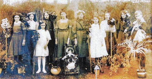 Group photo including Gertrude Jackson, b.1901 (click to view full photo)